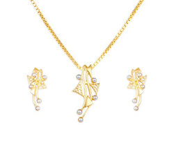 22 kt gold pendant and earring set.