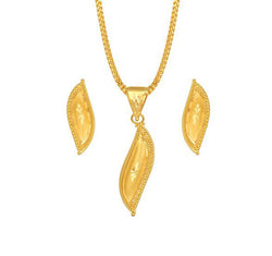A beautiful pendant set crafted in 22 karat yellow gold