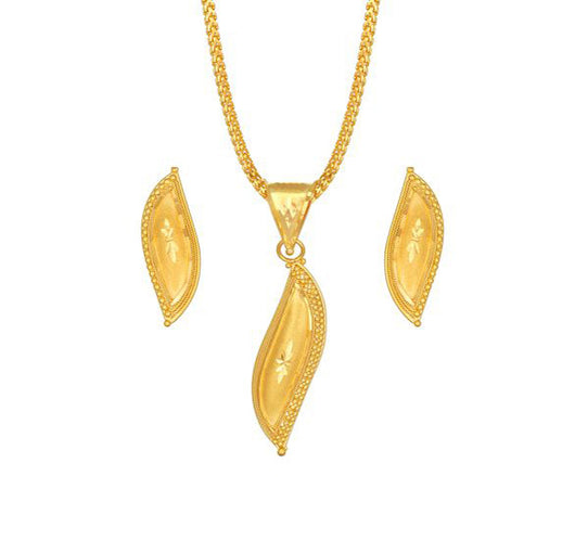 A beautiful pendant set crafted in 22 karat yellow gold