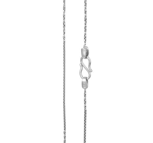 A sleek chain in 18 karat white gold
